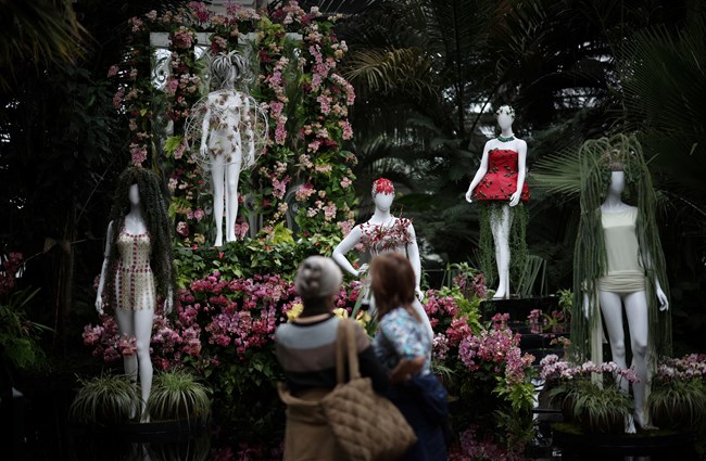 "The Orchid Show: Florals in Fashion": Μια έκθεση Μόδας που φέρνει την Άνοιξη