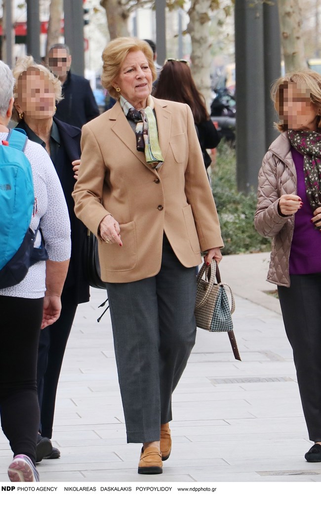 Άννα Μαρία Γλίξμπουργκ: Με κομψό καμηλό blazer στο κέντρο της Αθήνας