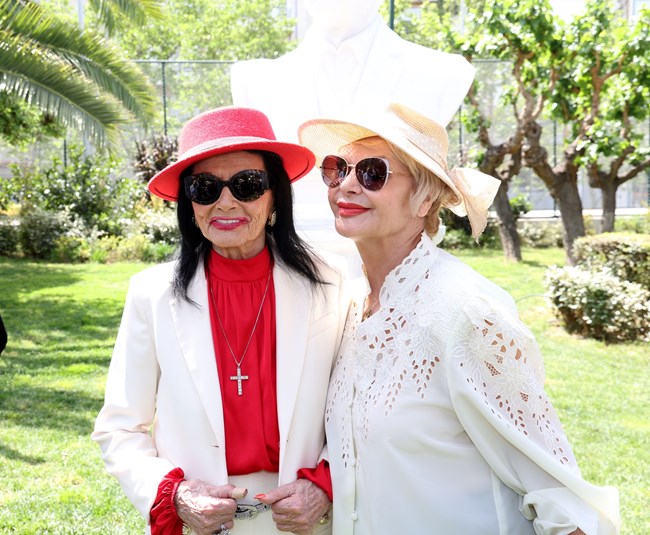Η 90χρονη Ζωζώ Σαπουντζάκη με την 81 ετών Μαρία Ιωαννίδου ντυμένες στα λευκά
