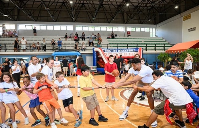 Η οικογένεια Αντετοκούνμπο και το Charles Antetokounmpo Family Foundation στηρίζει τις οικονομικά ευάλωτες οικογένειες