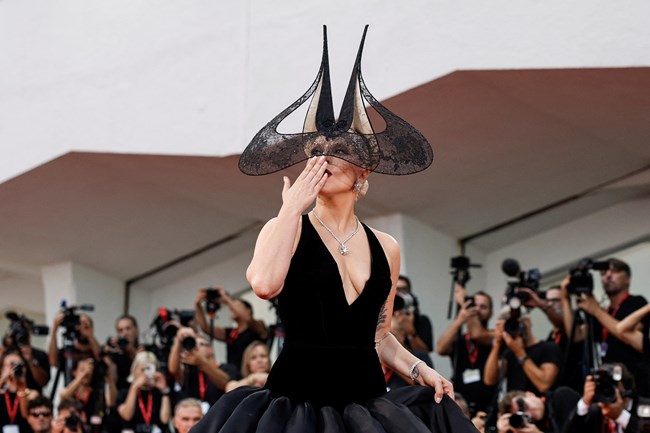 Φεστιβάλ Βενετίας 2024: Η Lady Gaga με Christian Dior Haute Couture και ένα επιβλητικό headpiece