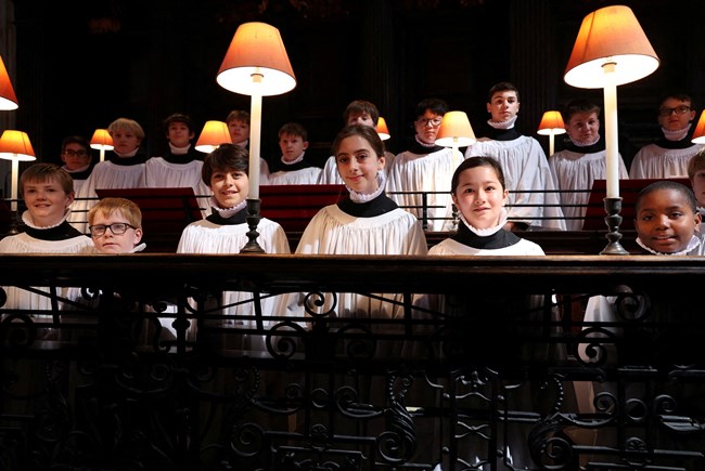 Λονδίνο: Η Λίλα και η Λόις έγιναν τα πρώτα κορίτσια που συμμετέχουν στη χορωδία του St. Paul's Cathedral