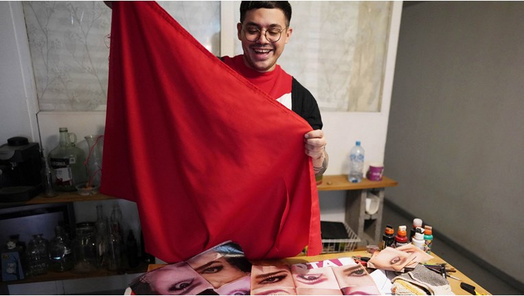Μεξικανός σχεδιαστής μετατρέπει τα πανό των πολιτικών σε τσάντες!